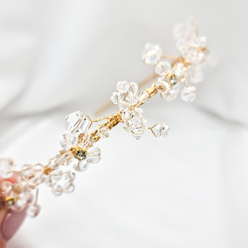 Accesoriu păr mireasă ”Be a Muse”, auriu, decorat cu cristale transparente și floricele, tip coroniță/diademă flexibilă (modelatoare)