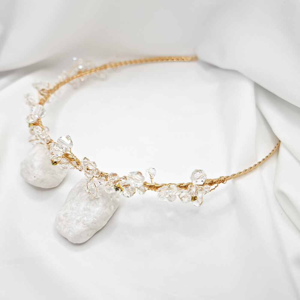Accesoriu păr mireasă ”Be a Muse”, auriu, decorat cu cristale transparente și floricele, tip coroniță/diademă flexibilă (modelatoare)