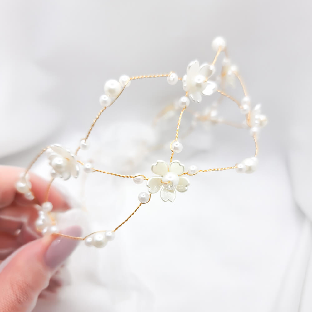 Accesoriu păr mireasă ”Be fascinating”, ivoire, decorat cu floricele și perle, tip coroniță/diademă flexibilă (modelatoare), model plasă
