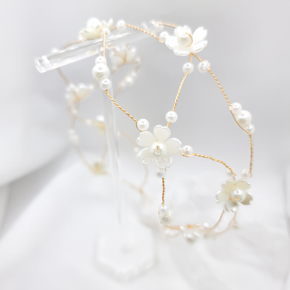 Accesoriu păr mireasă ”Be fascinating”, ivoire, decorat cu floricele și perle, tip coroniță/diademă flexibilă (modelatoare), model plasă