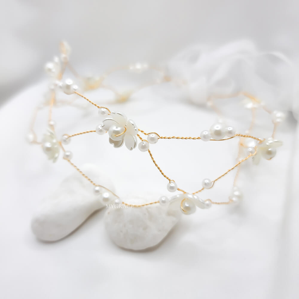 Accesoriu păr mireasă ”Be fascinating”, ivoire, decorat cu floricele și perle, tip coroniță/diademă flexibilă (modelatoare), model plasă