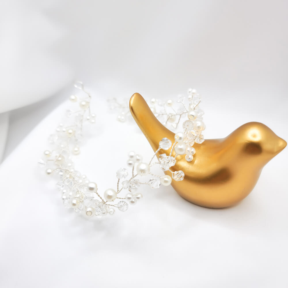 Accesoriu păr mireasă ”Be pure”, alb, decorat cu perle și cristale transparente, tip coroniță/diademă flexibilă (modelatoare)
