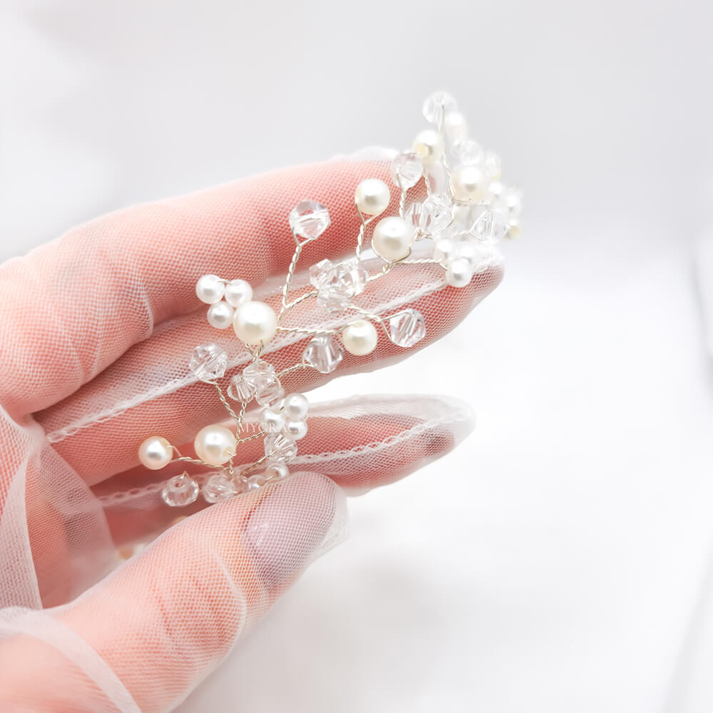 Accesoriu păr mireasă ”Be pure”, alb, decorat cu perle și cristale transparente, tip coroniță/diademă flexibilă (modelatoare)