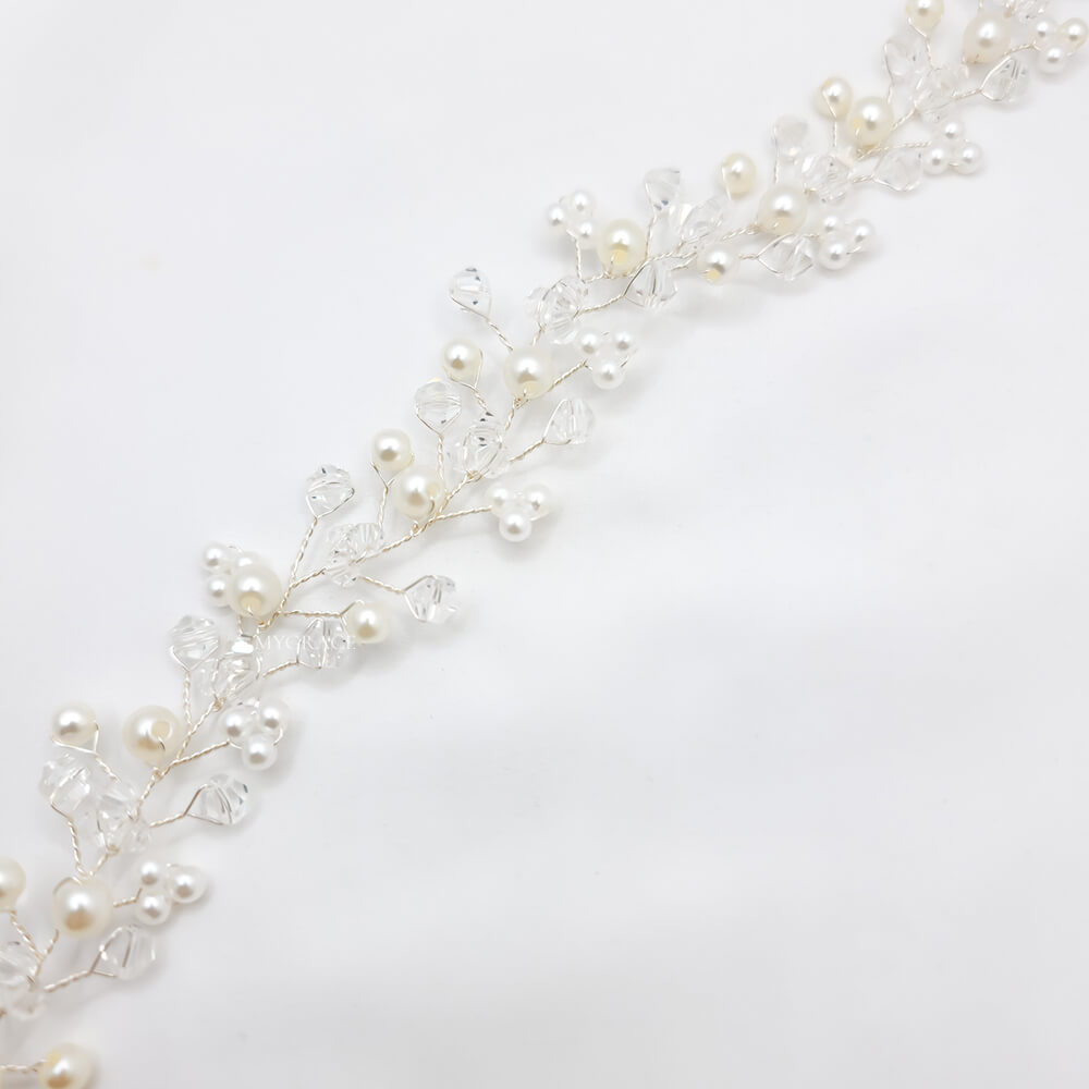 Accesoriu păr mireasă ”Be pure”, alb, decorat cu perle și cristale transparente, tip coroniță/diademă flexibilă (modelatoare)