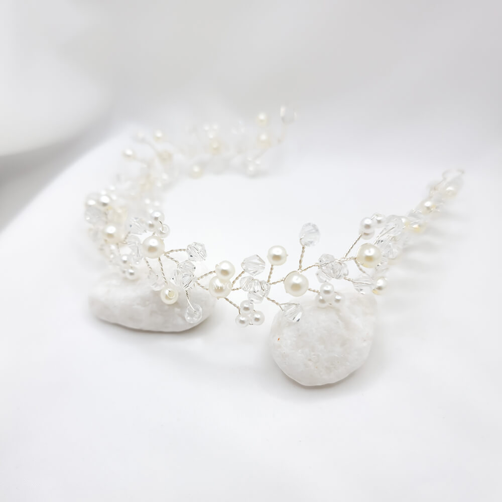 Accesoriu păr mireasă ”Be pure”, alb, decorat cu perle și cristale transparente, tip coroniță/diademă flexibilă (modelatoare)