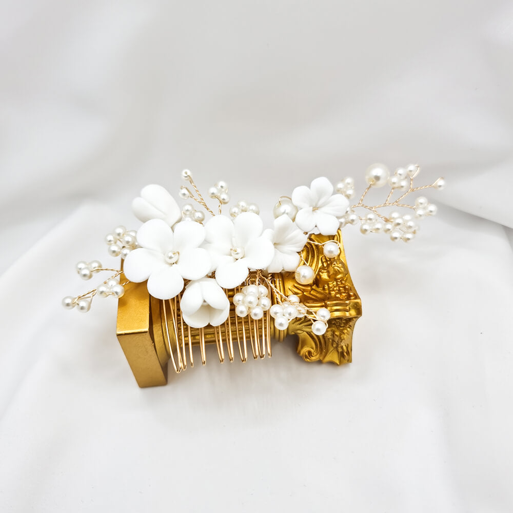 Accesoriu păr mireasă ”Be suave”, alb/ivoire, tip pieptăn, decorat cu floricele din lut polimeric și perluțe mici, 12 cm