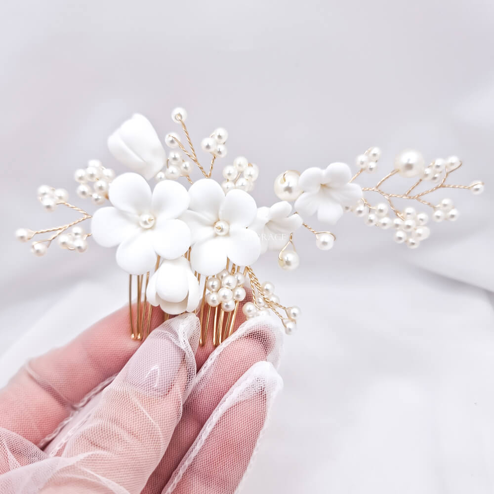 Accesoriu păr mireasă ”Be suave”, alb/ivoire, tip pieptăn, decorat cu floricele din lut polimeric și perluțe mici, 12 cm