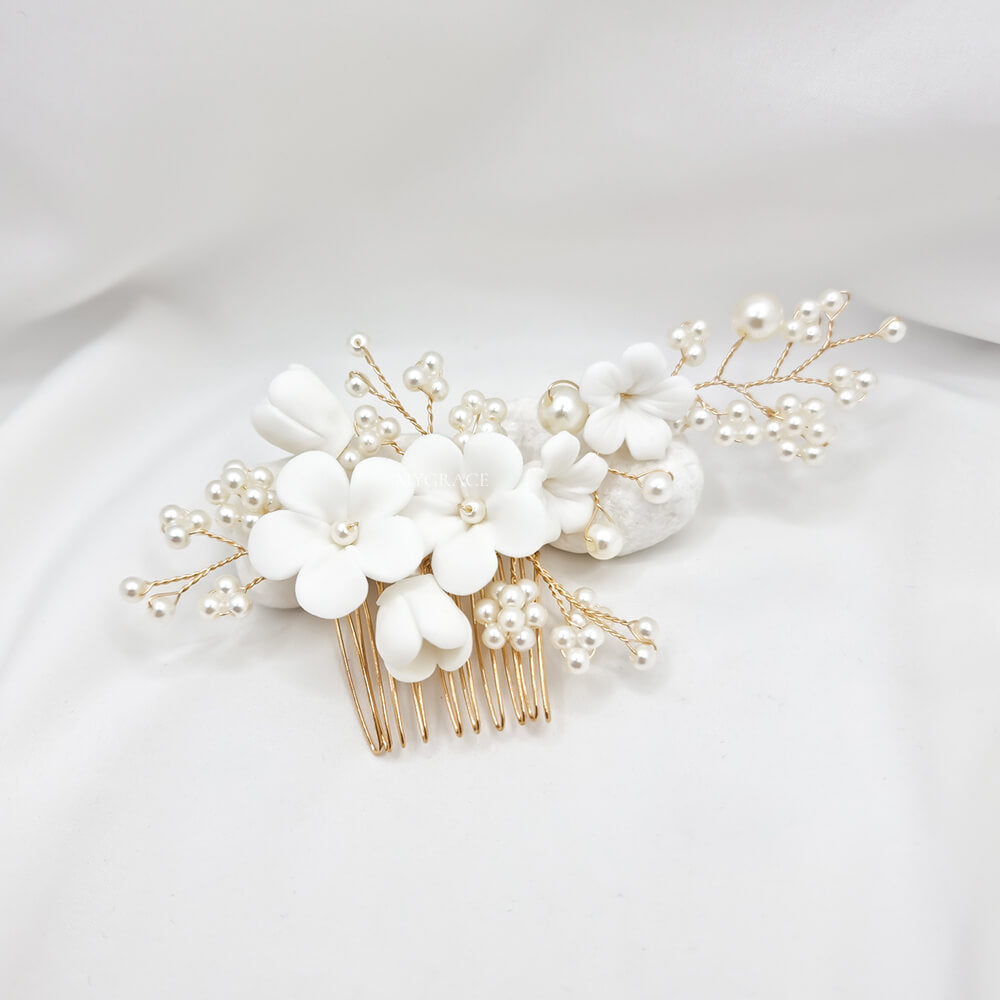 Accesoriu păr mireasă ”Be suave”, alb/ivoire, tip pieptăn, decorat cu floricele din lut polimeric și perluțe mici, 12 cm