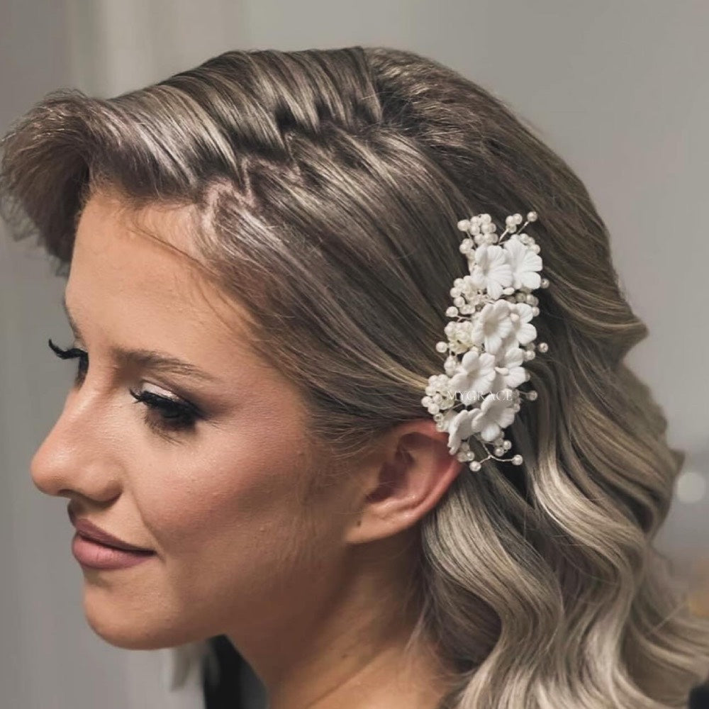Accesoriu păr mireasă ”Be suave”, alb, tip pieptăn, decorat cu floricele din lut polimeric și perluțe mici