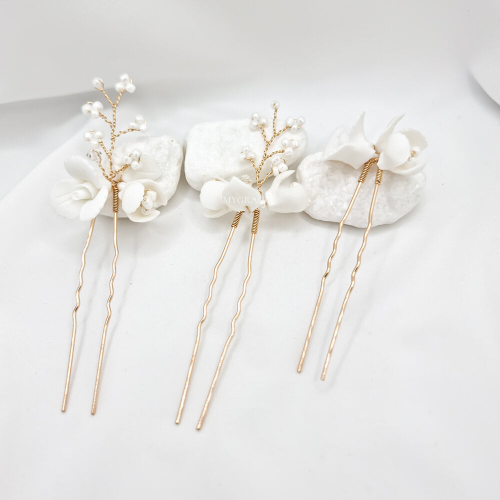 Accesoriu păr mireasă ”Be suave”, alb, tip ac de păr (pin), decorat cu floricele din lut polimeric și perluțe mici  (set 3 buc.)