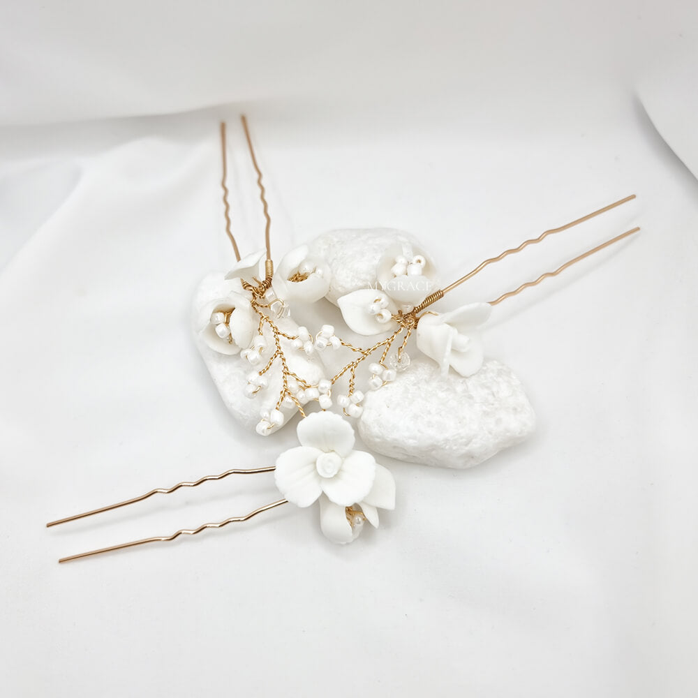 Accesoriu păr mireasă ”Be suave”, alb, tip ac de păr (pin), decorat cu floricele din lut polimeric și perluțe mici  (set 3 buc.)