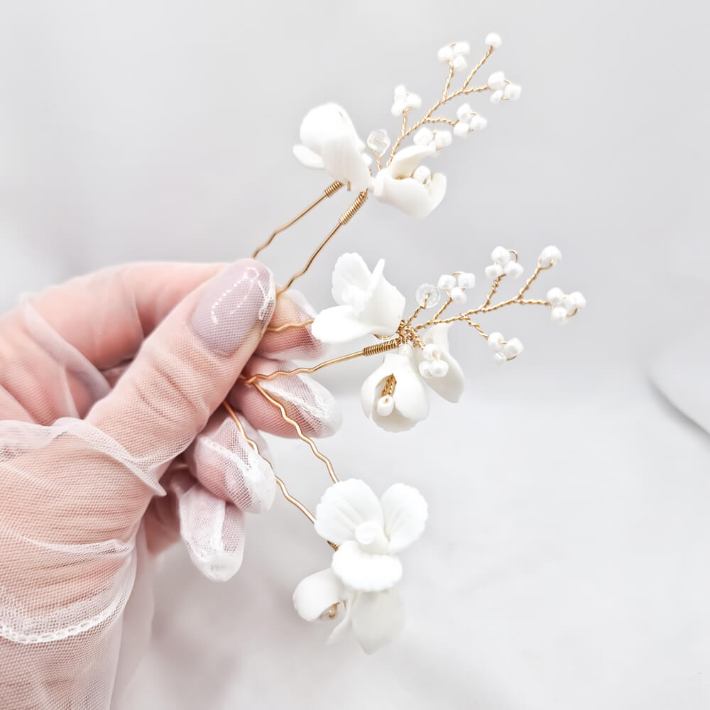 Accesoriu păr mireasă ”Be suave”, alb, tip ac de păr (pin), decorat cu floricele din lut polimeric și perluțe mici  (set 3 buc.)