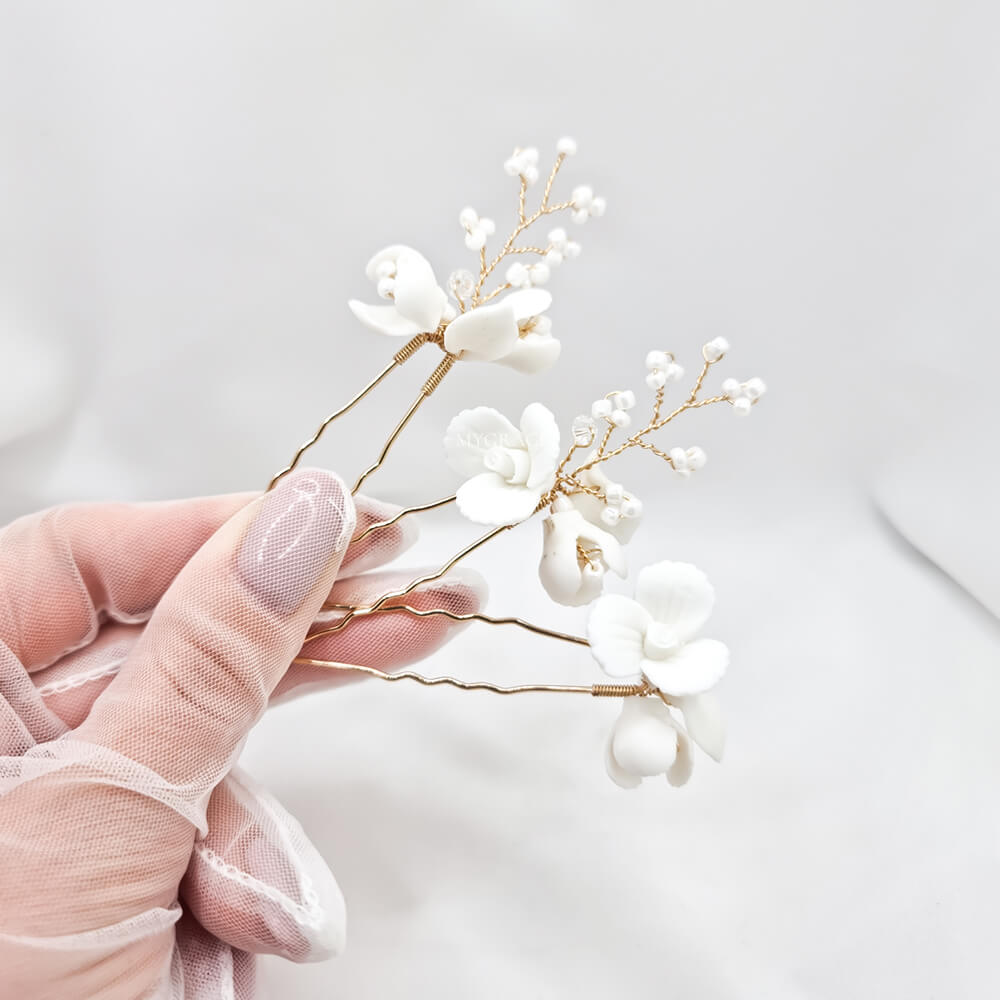 Accesoriu păr mireasă ”Be suave”, alb, tip ac de păr (pin), decorat cu floricele din lut polimeric și perluțe mici  (set 3 buc.)