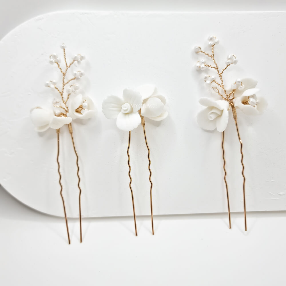 Accesoriu păr mireasă ”Be suave”, alb, tip ac de păr (pin), decorat cu floricele din lut polimeric și perluțe mici  (set 3 buc.)