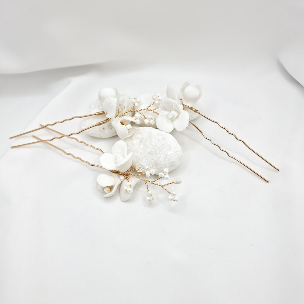 Accesoriu păr mireasă ”Be suave”, alb, tip ac de păr (pin), decorat cu floricele din lut polimeric și perluțe mici  (set 3 buc.)
