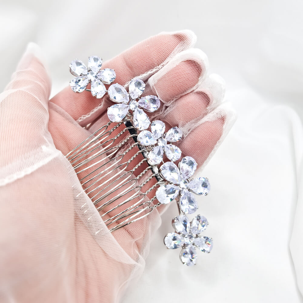 Accesoriu păr mireasă ”Be exquisite”, argintiu, tip pieptăn, decorat cu zirconiu, model floral