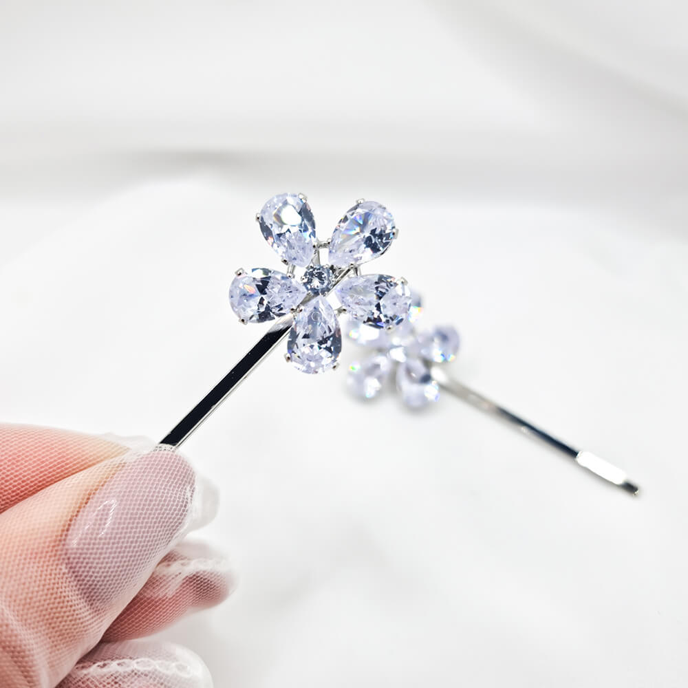 Agrafe păr metalice, argintii, decorate cu zirconiu, model floare, mireasă (set 2 buc.)