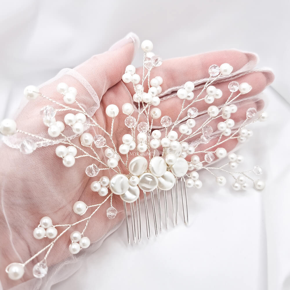 Accesoriu păr mireasă ”Be gentle”, alb, tip pieptăn, decorat cu perluțe, model floral