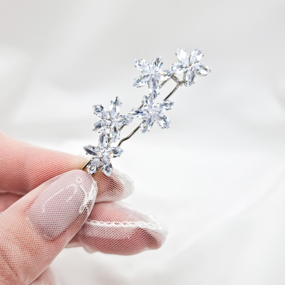 Agrafă de păr metalică, argintie, decorată cu zirconiu, model floral, mireasă