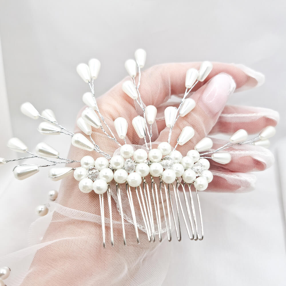 Accesoriu păr mireasă ”Be soft”, alb, tip pieptăn, decorat cu perle, model floral