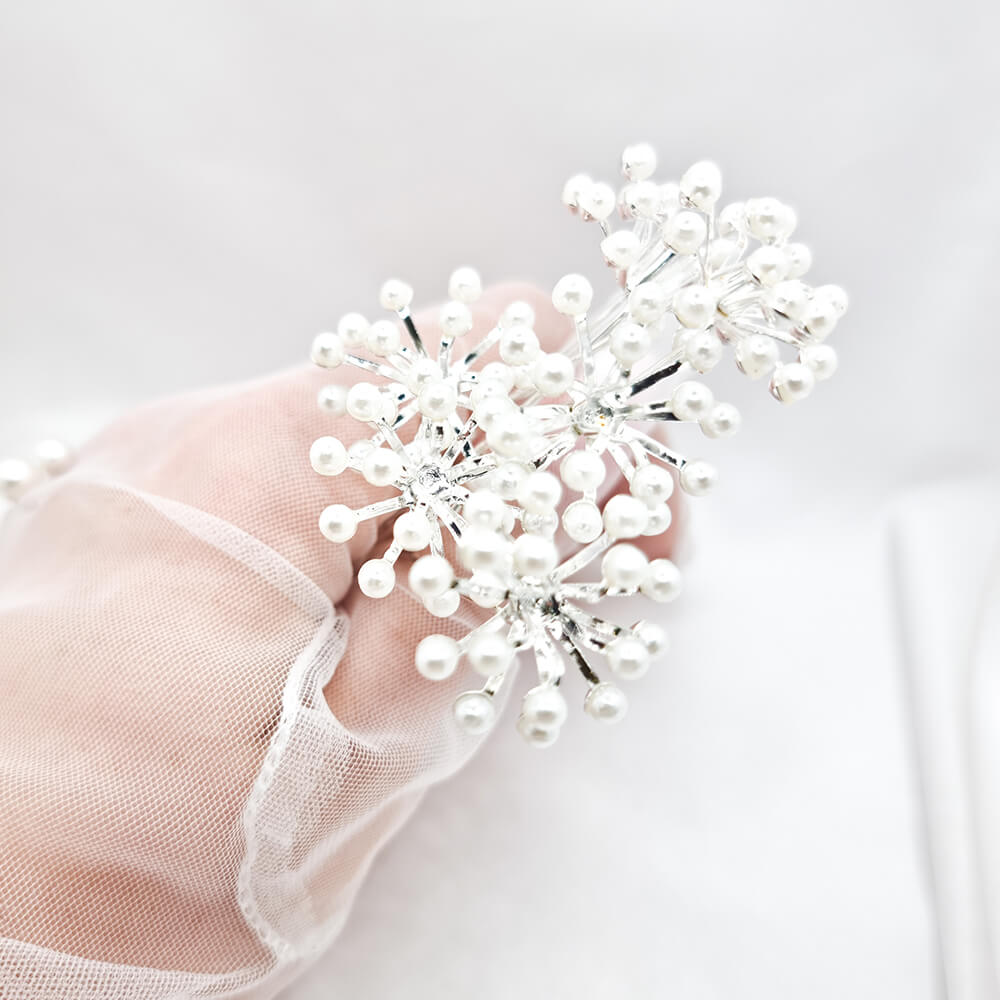 Accesoriu păr mireasă ”Be pure”, alb/argintiu, tip ace de păr, decorat cu perle, model floral (set 6 buc.)