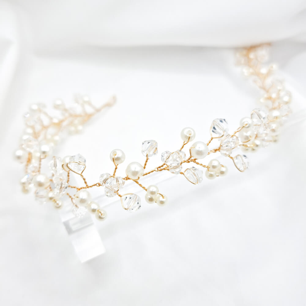 Accesoriu păr mireasă ”Be pure”, alb, fir auriu, cu perle și cristale transparente, tip coroniță/diademă flexibilă (modelatoare)