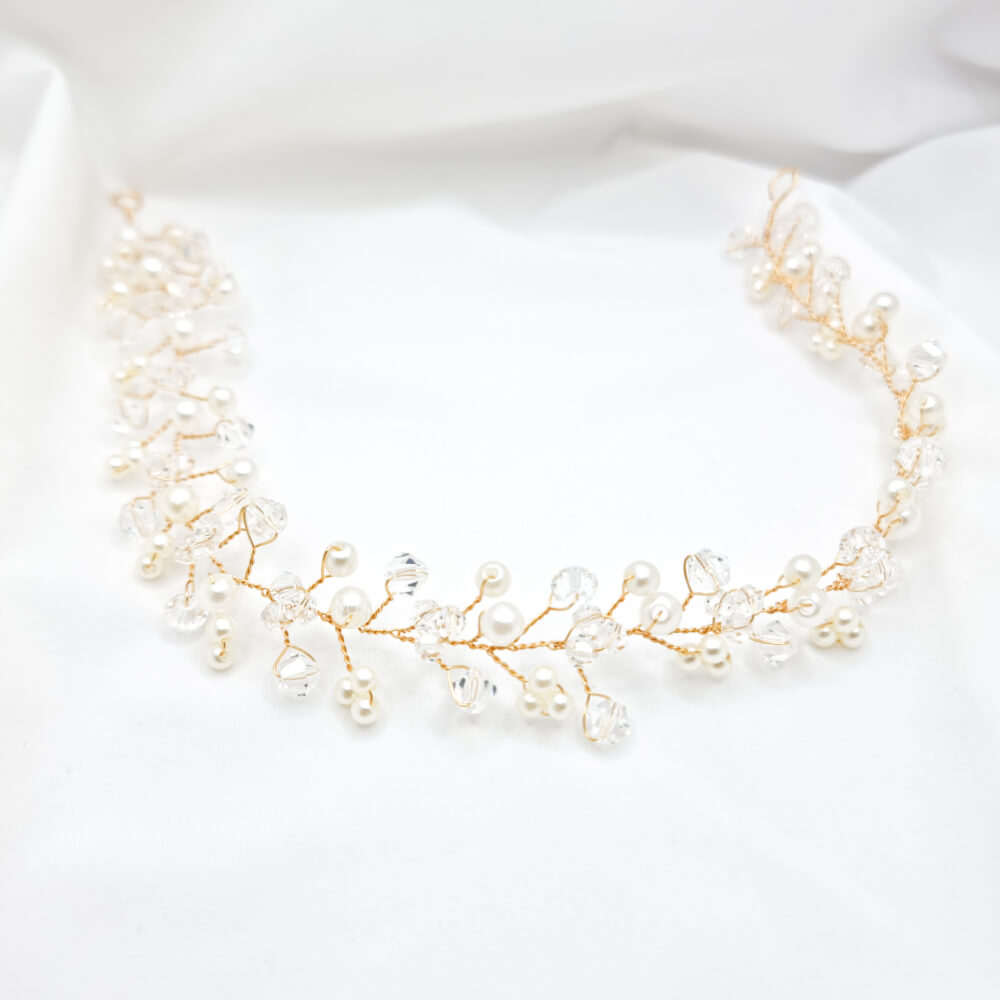 Accesoriu păr mireasă ”Be pure”, alb, fir auriu, cu perle și cristale transparente, tip coroniță/diademă flexibilă (modelatoare)
