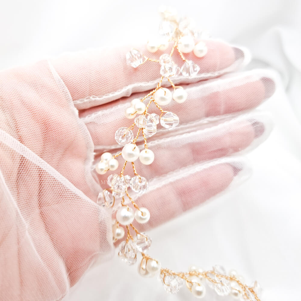 Accesoriu păr mireasă ”Be pure”, alb, fir auriu, cu perle și cristale transparente, tip coroniță/diademă flexibilă (modelatoare)