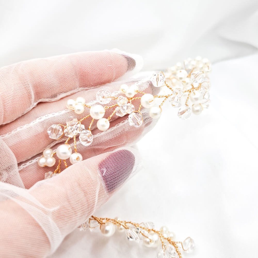 Accesoriu păr mireasă ”Be pure”, alb, fir auriu, cu perle și cristale transparente, tip coroniță/diademă flexibilă (modelatoare)