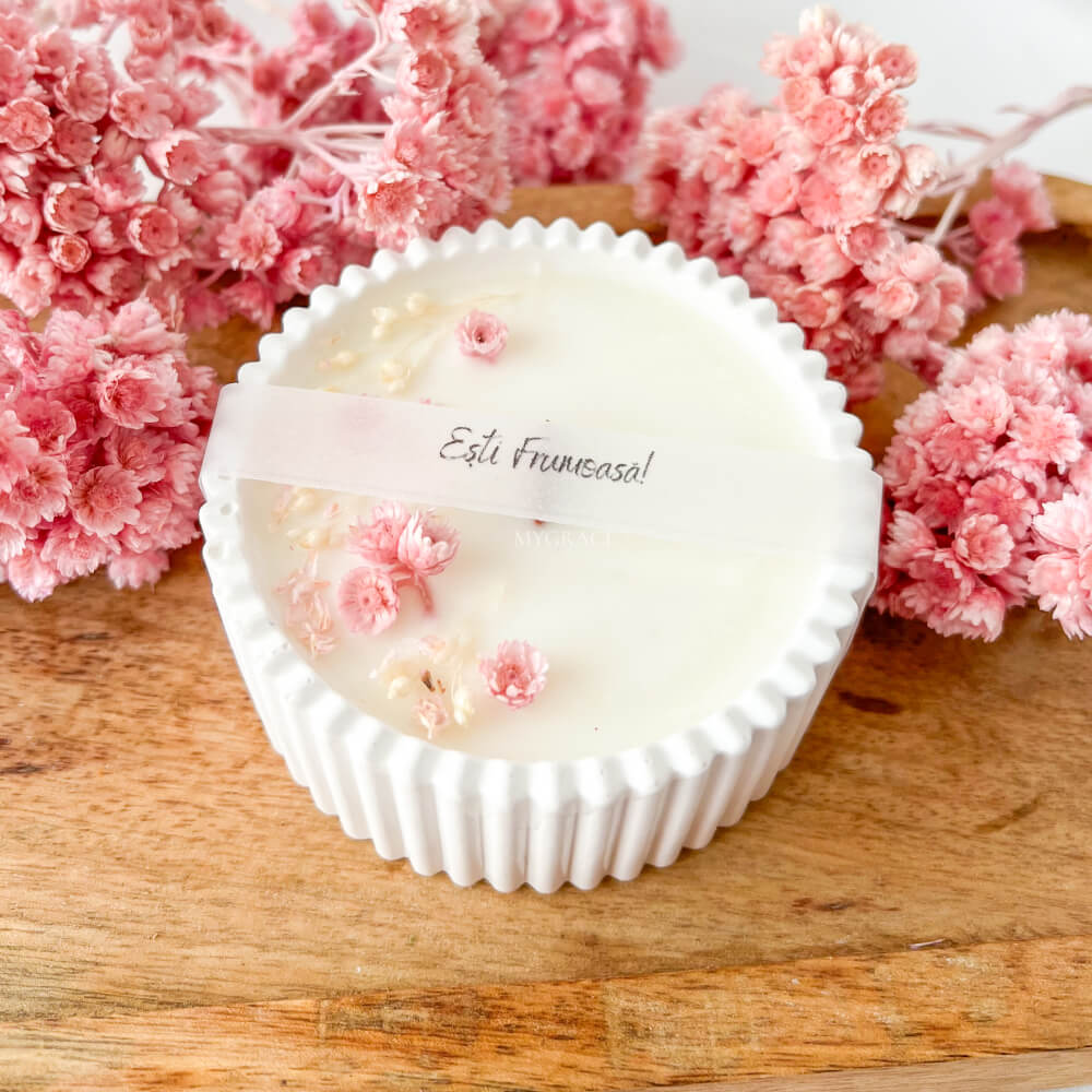 Lumânare parfumată ”Ești frumoasă”, ceară soia, vas ceramic handmade, decor floricele roz