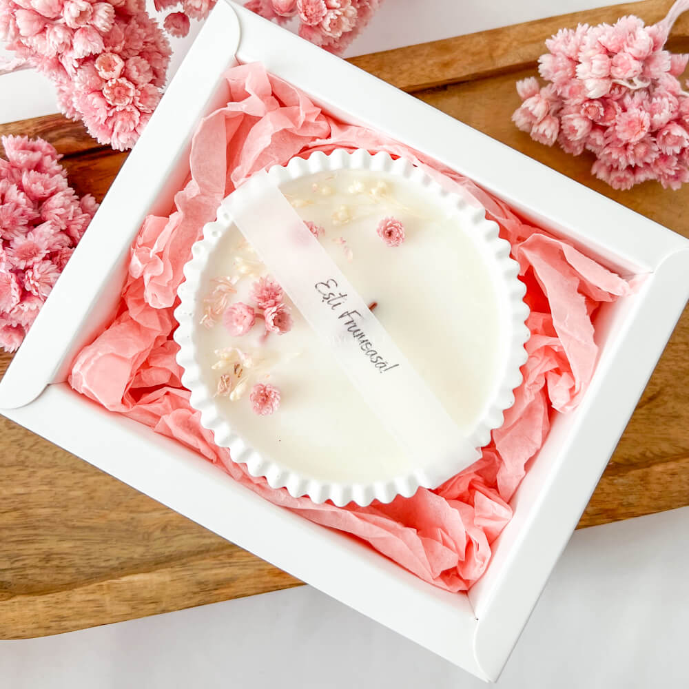 Lumânare parfumată ”Ești frumoasă”, ceară soia, vas ceramic handmade, decor floricele roz
