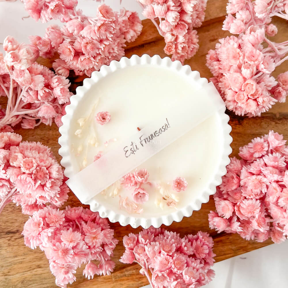 Lumânare parfumată ”Ești frumoasă”, ceară soia, vas ceramic handmade, decor floricele roz