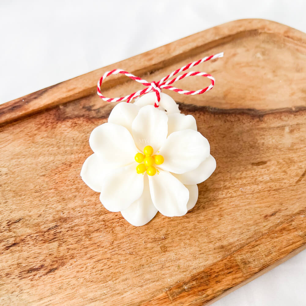 Mărțișor parfumat, ceară vegetală, tip ornament, model floare albă