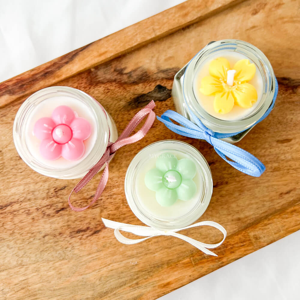 Mărturii botez/nuntă - Lumânare parfumată, ceară soia, borcănaș mini sticlă, decor floricele
