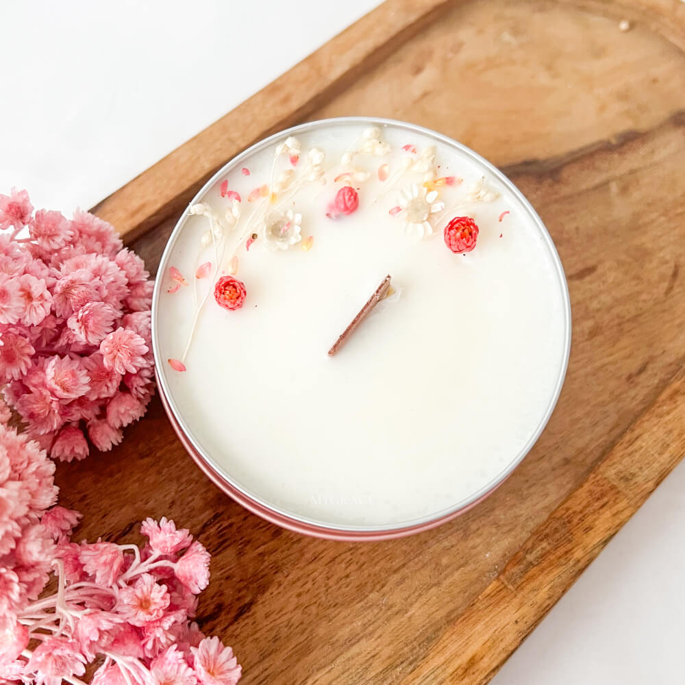 Lumânare parfumată ”Take me with you”, ceară soia, vas aluminiu, floricele roșii