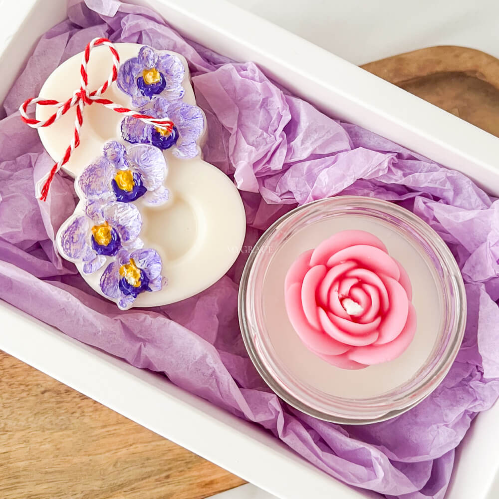 Cadou 8 martie - set cadou lumânare decor floral și ornament parfumat cifra 8, ceară naturală