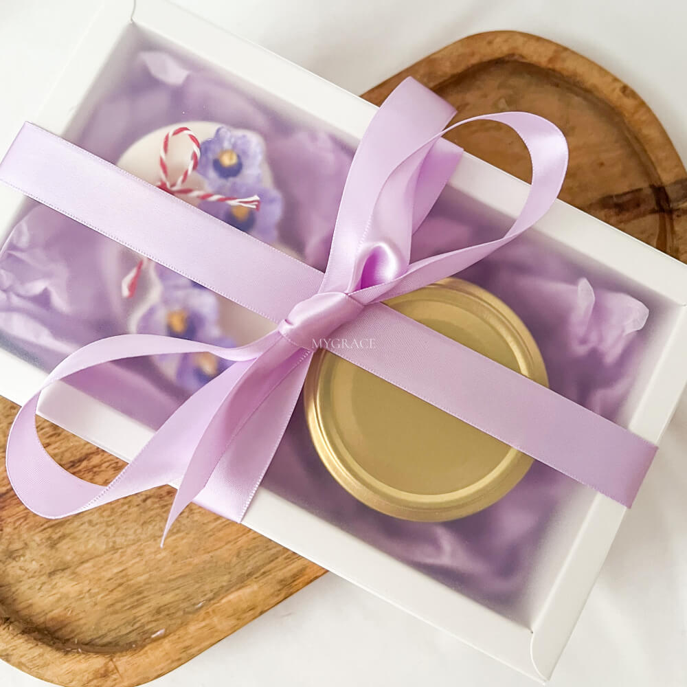 Cadou 8 martie - set cadou lumânare decor floral și ornament parfumat cifra 8, ceară naturală