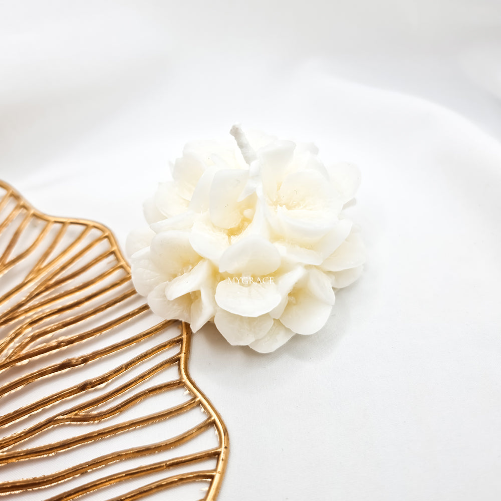 Mini lumânare decorativă parfumată ceară palmier, Graceful touch (note florale și vanilie), model floricică albă