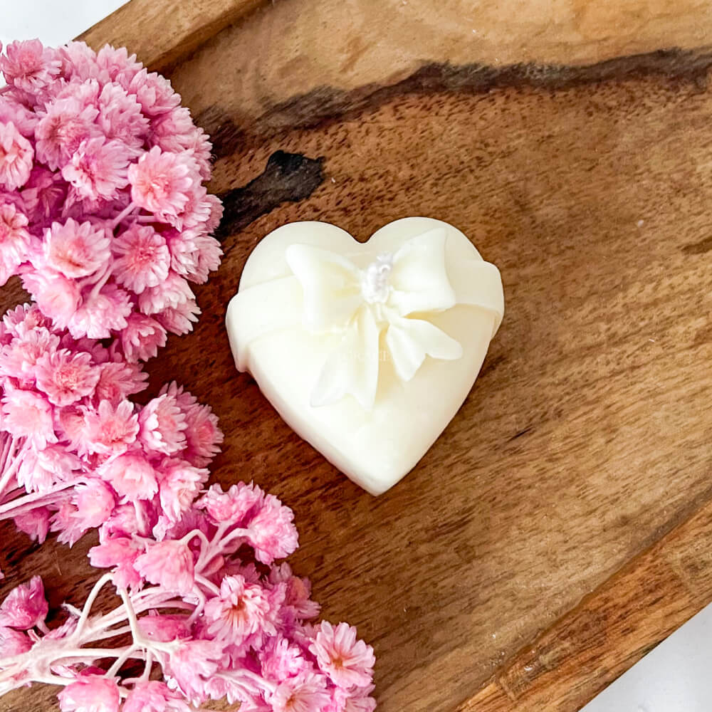 Mărțișor - Mini lumânare decorativă parfumată ceară palmier, Graceful touch (note florale și vanilie), model inimioară albă cu fundă