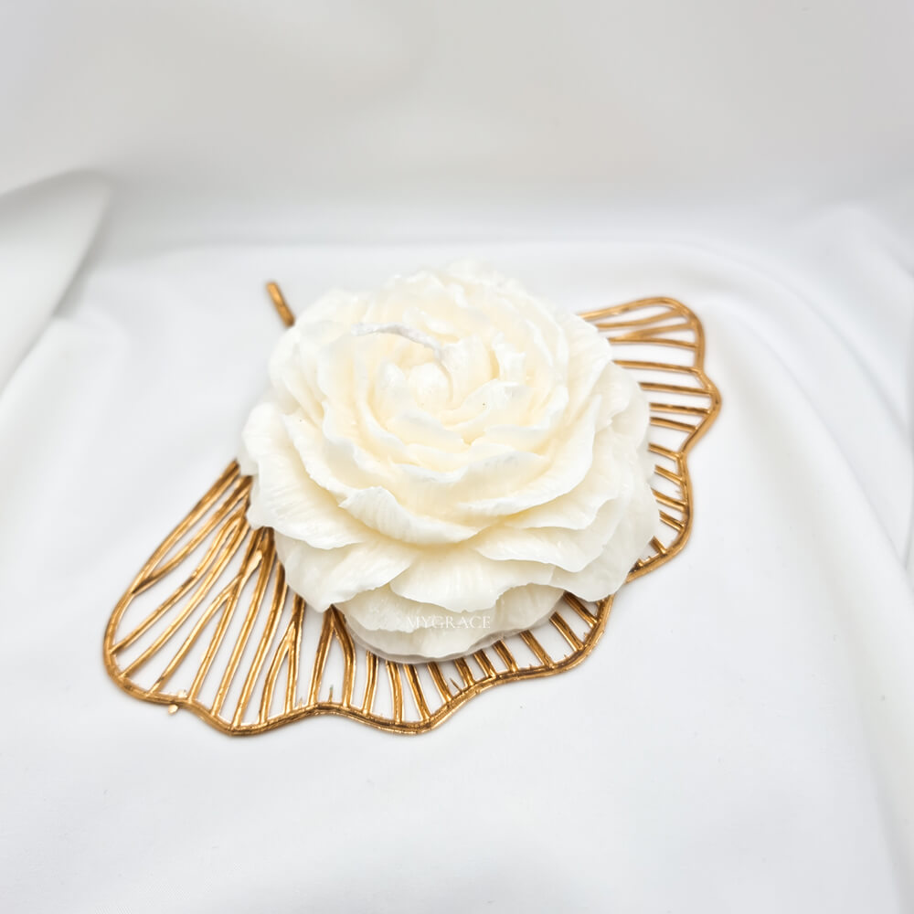 Lumânare parfumată ceară palmier, Graceful touch (note florale și vanilie), model trandafir alb, 90 g.