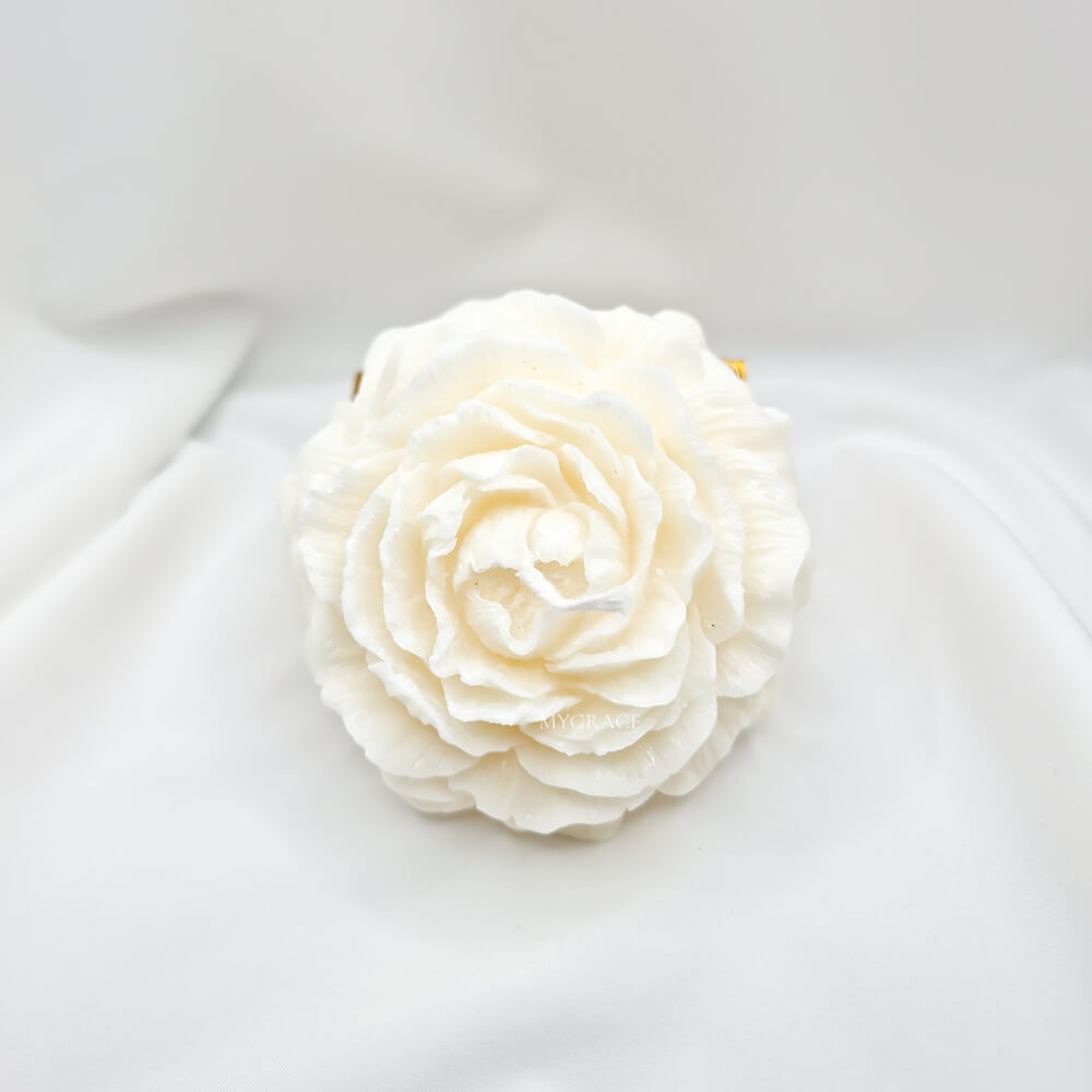 Lumânare parfumată ceară palmier, Graceful touch (note florale și vanilie), model trandafir alb, 90 g.