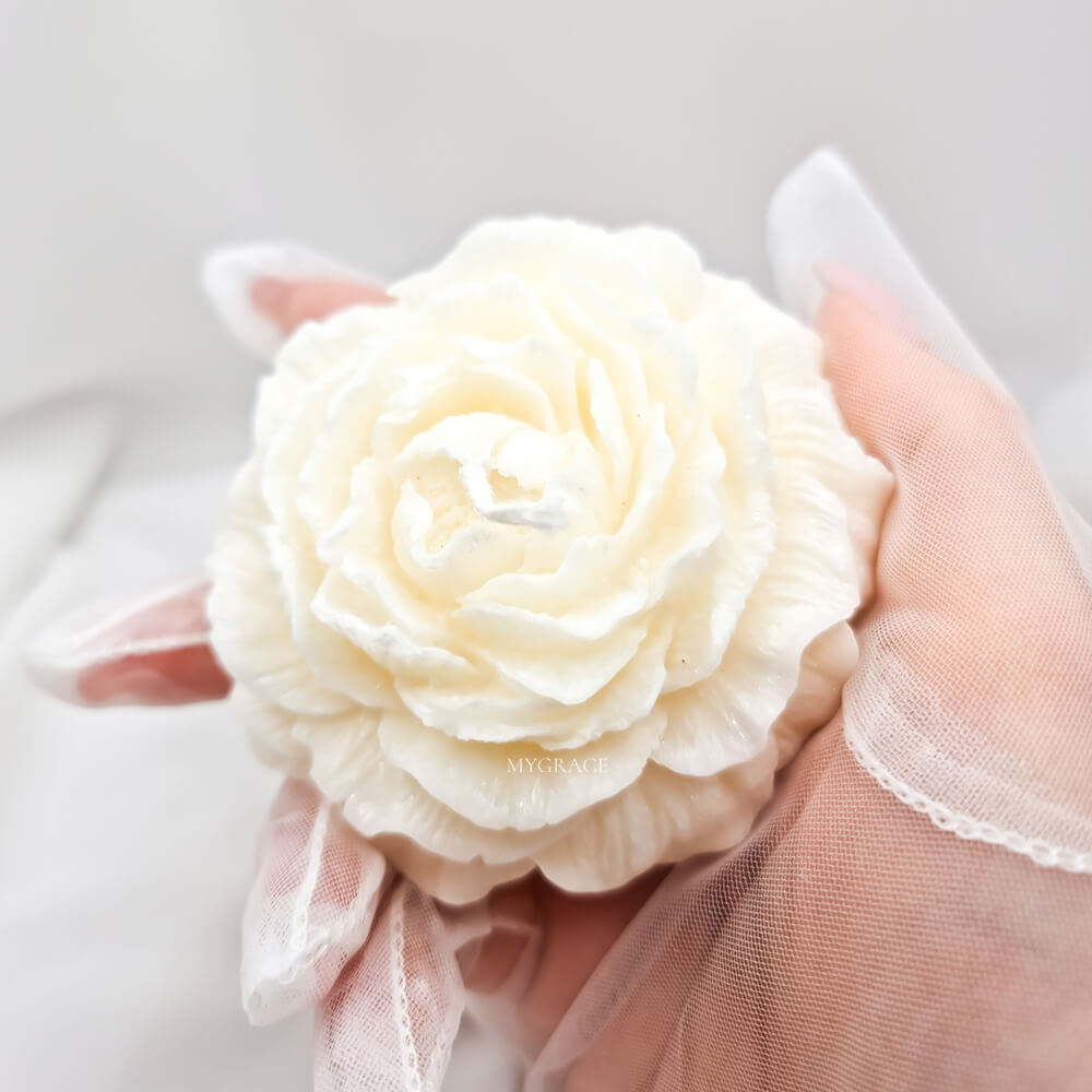 Lumânare parfumată ceară palmier, Graceful touch (note florale și vanilie), model trandafir alb, 90 g.