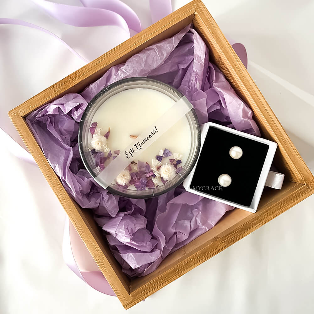 Set cadou ”Ești frumoasă” (1 pereche cercei din argint 925 cu perle de cultură, 1 lumânare ceară soia vas sticlă - decor floricele mov)
