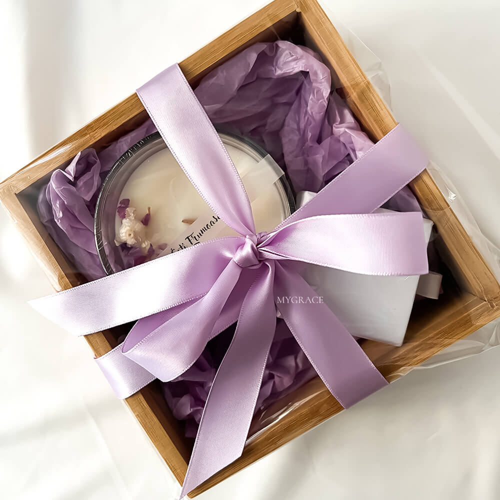 Set cadou ”Ești frumoasă” (1 pereche cercei din argint 925 cu perle de cultură, 1 lumânare ceară soia vas sticlă - decor floricele mov)