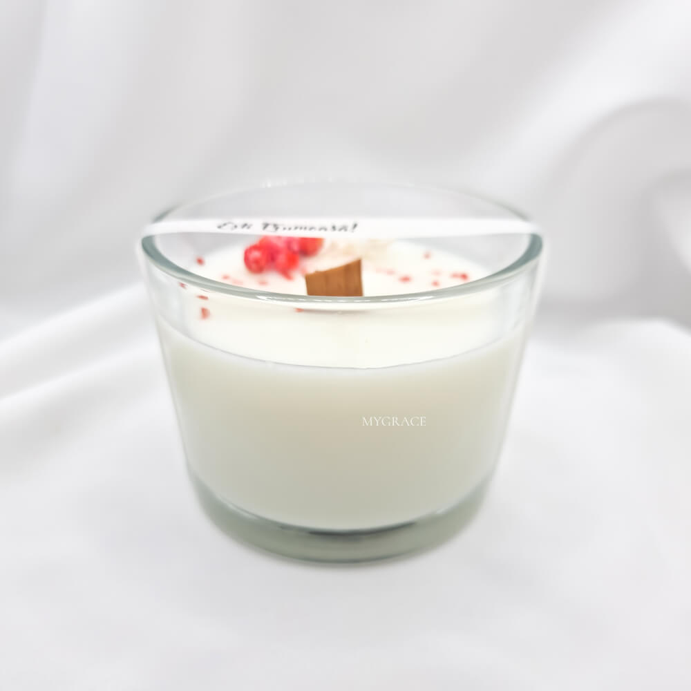 Lumânare parfumată ceară soia ”Ești frumoasă”, parfum Graceful touch, vas sticlă, decor floricele roșii