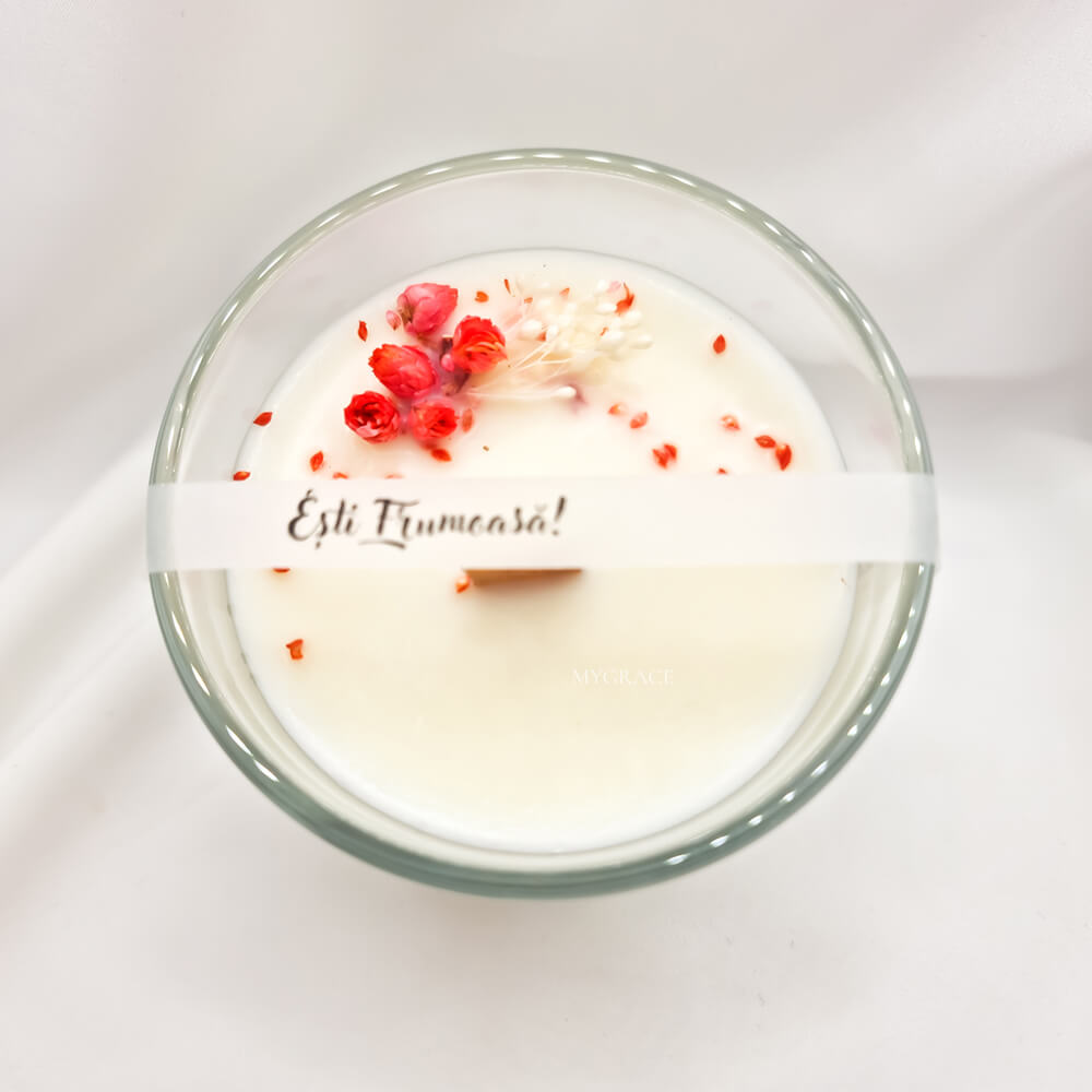 Lumânare parfumată ceară soia ”Ești frumoasă”, parfum Graceful touch, vas sticlă, decor floricele roșii
