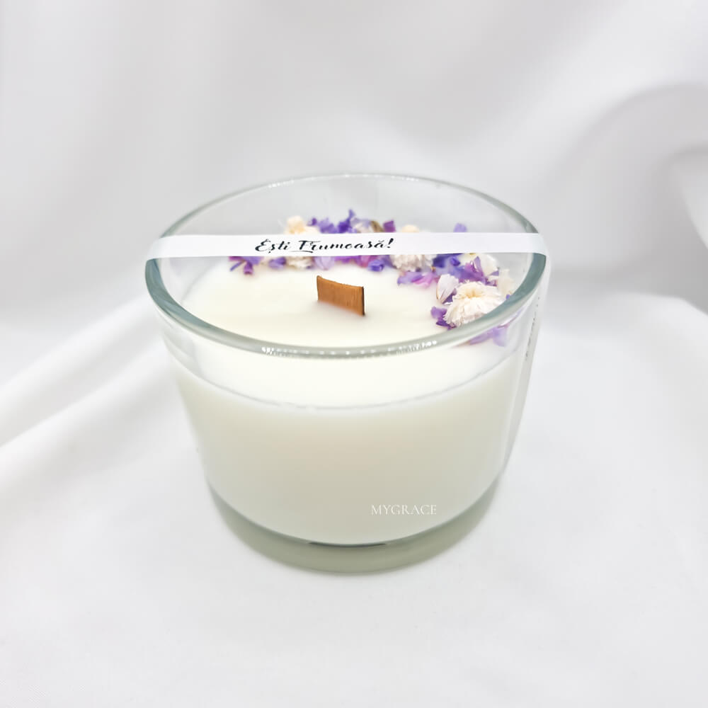 Lumânare parfumată ceară soia ”Ești frumoasă”, parfum Graceful touch, vas sticlă, decor floricele mov