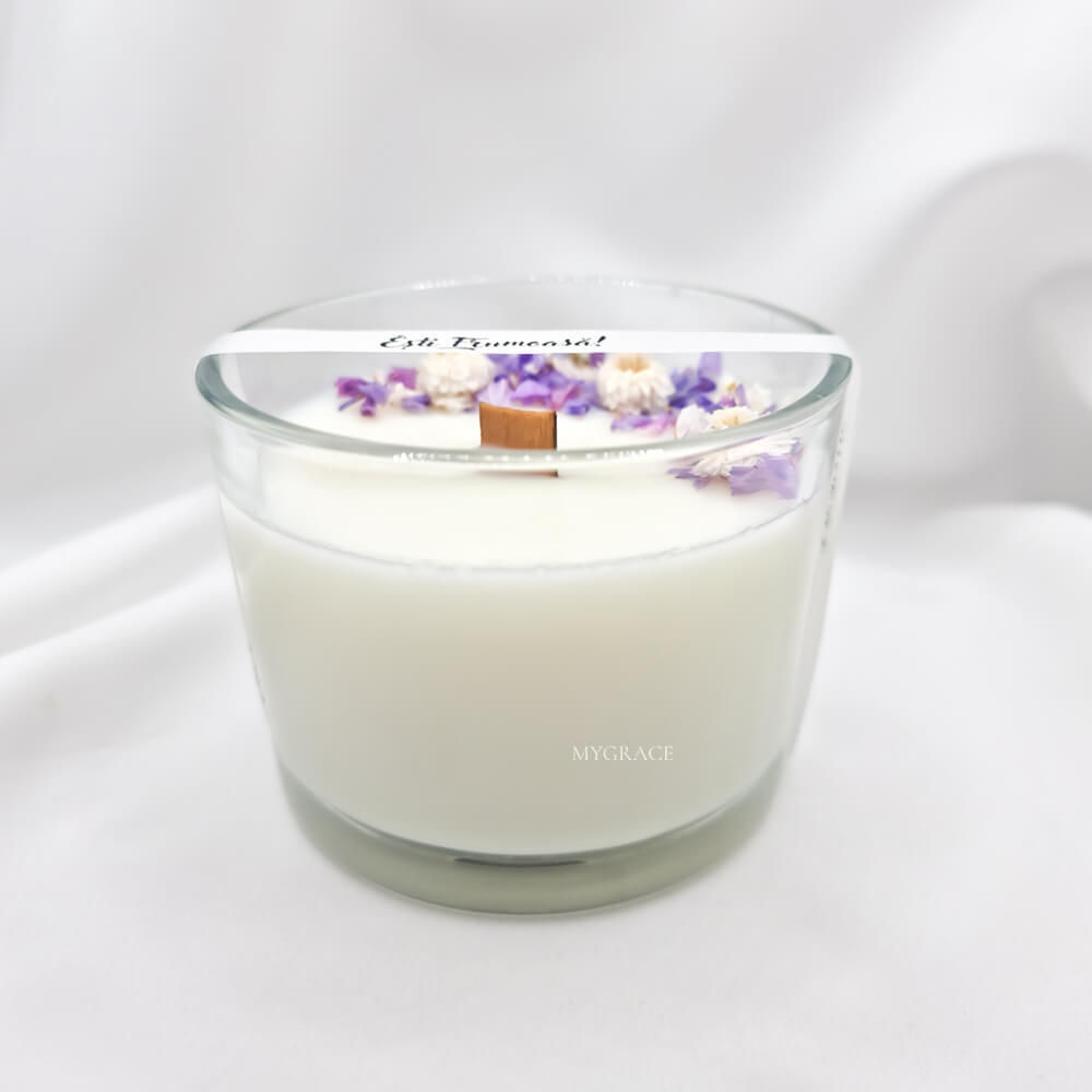 Lumânare parfumată ceară soia ”Ești frumoasă”, parfum Graceful touch, vas sticlă, decor floricele mov