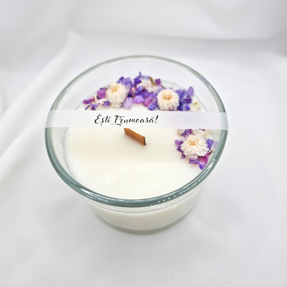 Lumânare parfumată ceară soia ”Ești frumoasă”, parfum Graceful touch, vas sticlă, decor floricele mov