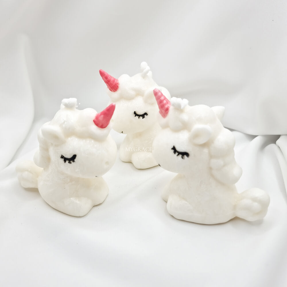 Lumânare parfumată în formă de unicorn, ceară palmier, parfum vată de zahăr